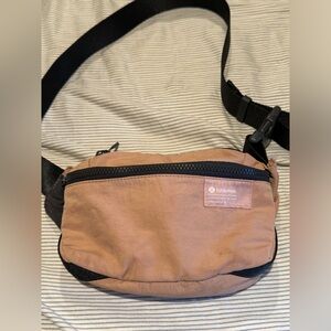 Lululemon clean lines crossbody pink